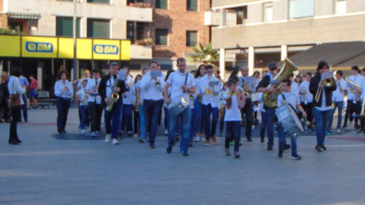 Danbolin Musika Eskolako bandak Villabonan jo zuen larunbatean