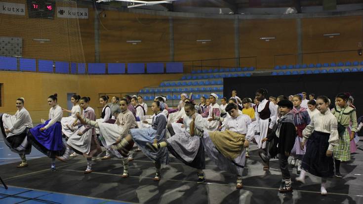 Dantza emanaldia Karelan