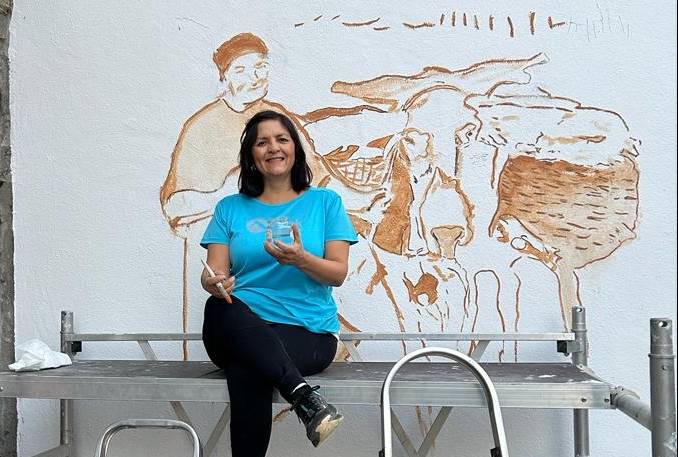 Gina Pizarro: "Herriari egindako oparia da Julianaren horma irudia"