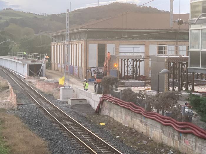 Tren zerbitzua etengo dute datozen egunotan, San Pelaioko tren geralekuko egitura jartzeko