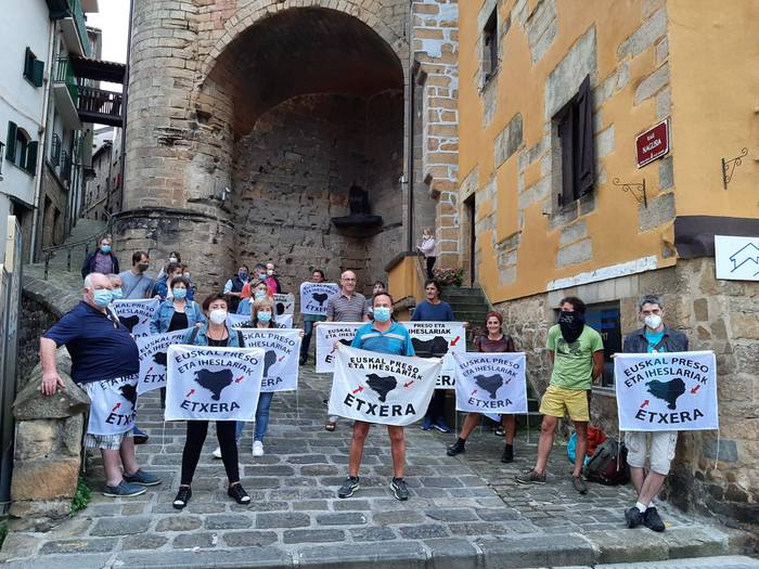 Euskal presoen aldeko elkarretaratzea egin dute