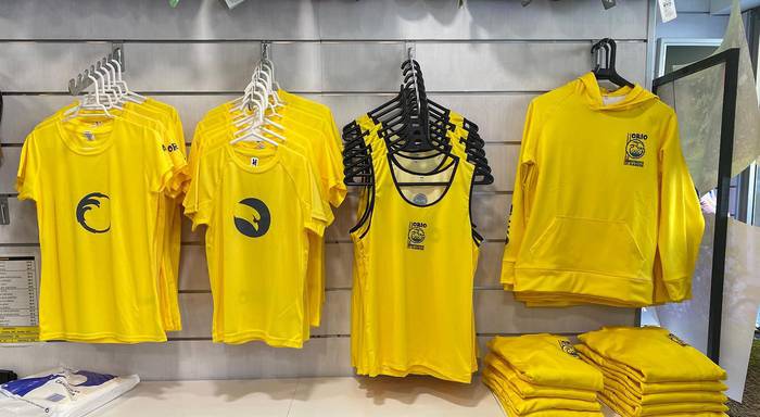 Arraun elkarteko materiala salgai dago herriko hainbat establezimendutan