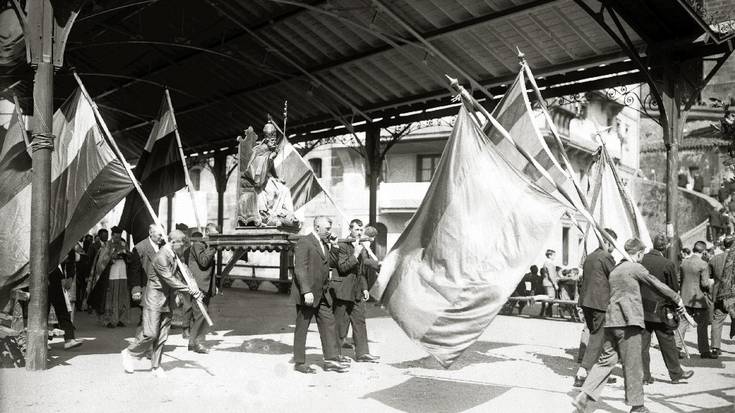 Prozesio baten ospakizuna herriko plazan, 1926. urtean