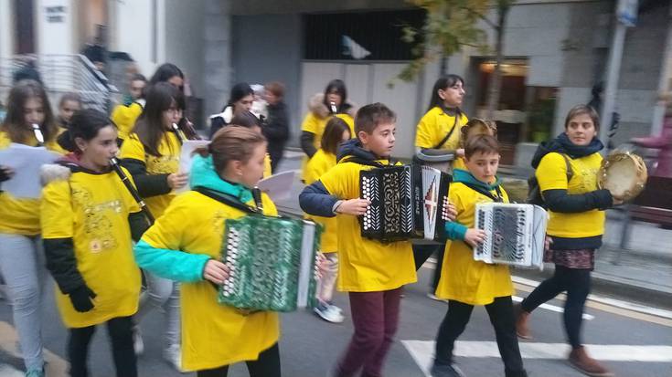 Kalejira, kontzertua eta dantza musikarien egunaren bezpera ospatzeko