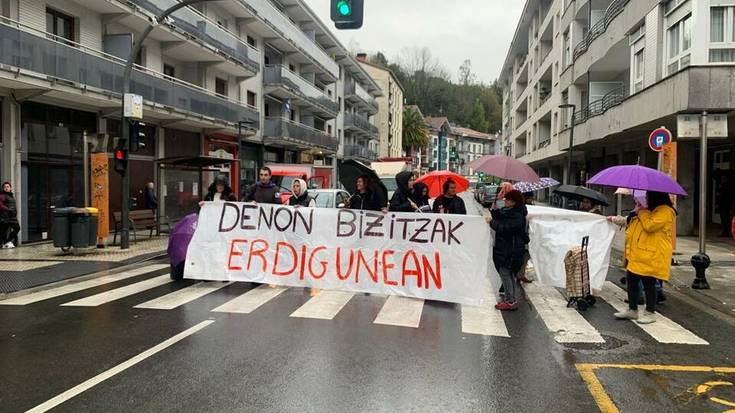 Errepidea moztuz hasi da greba eguna Orion