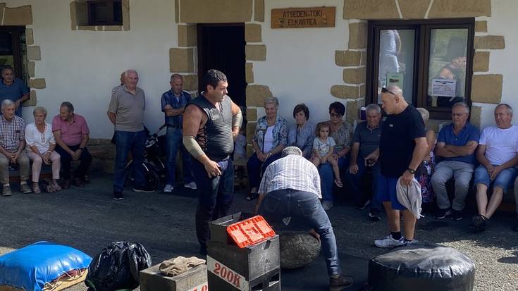 Iritsi da festa giroa Laurgain auzora