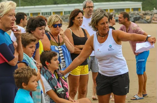 Urteroko surf-saioarekin hasi du denboraldia Berdin-Berdinak elkarteak