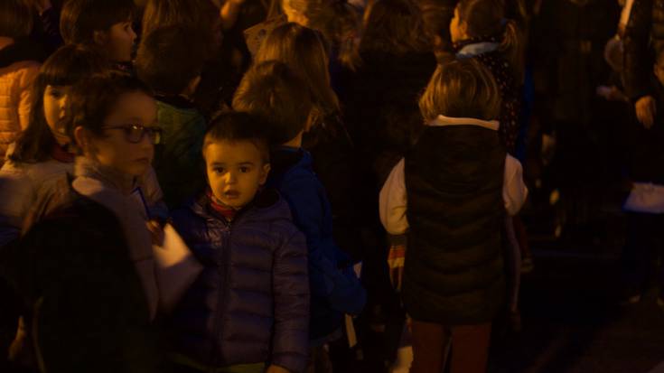 Kantuan egin die harrera Olentzero eta Mari Domingiri