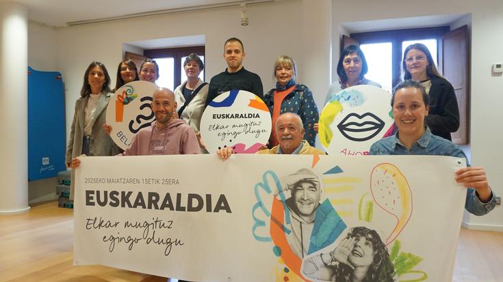 Aian bihar jarriko dute mahaia Euskaraldiko txapak banatzeko