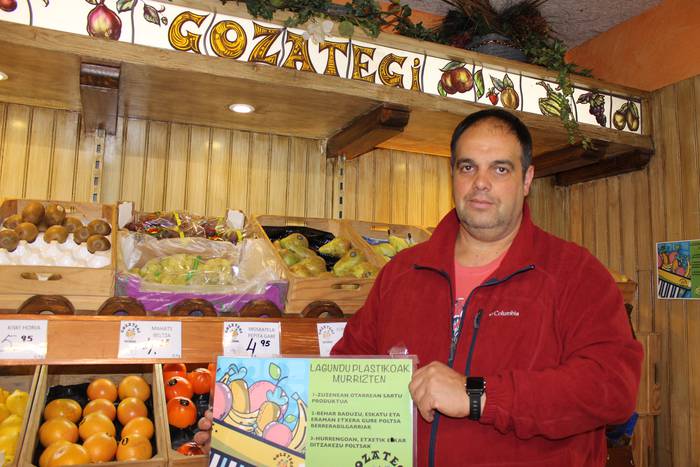 "Askok ez dute ulertzen zergatik utzi diogun plastikozko poltsak erabiltzeari"