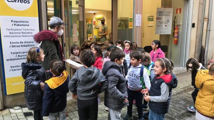 HH5ekoek postalak idatzi eta bidali dituzte