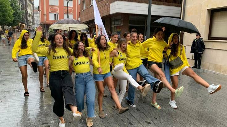 Herritarren berotasuna jaso dute banderak etxeratu dituzten Euskotren ligako eta KAE2ko arraunlariek