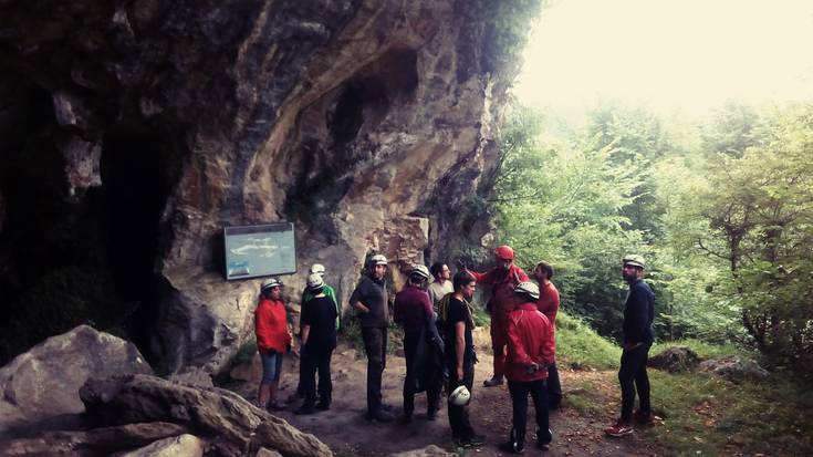 Giltzaiturri kobazuloaren misterioak ikusteko espeleologia ibilaldia Pagoetan
