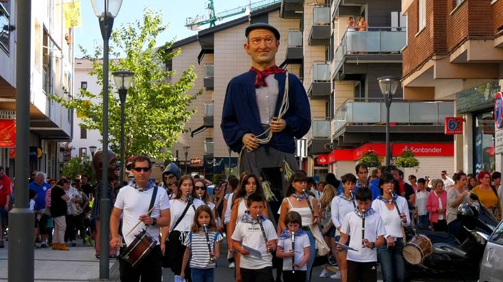 Erraldoien eta buruhandien konpartsa kide bila dabil
