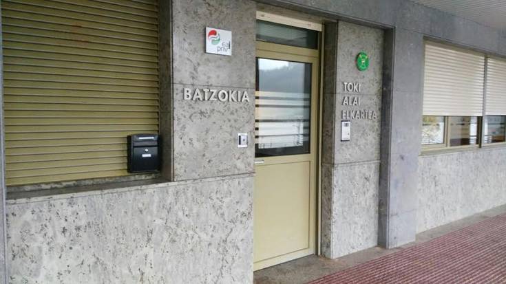 Orioko EAJ-PNVk ekarpenetarako buzoia jarri du