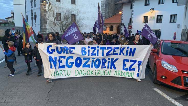 Aldarriz bete dituzte Aiako kaleak Martxoaren 8ko kalejira zaratatsuarekin