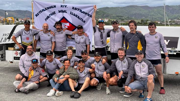 Badok 13 taldeko arraunlariak jaun eta jabe asteburuko estropadetan