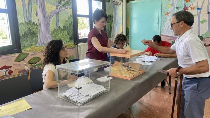 Herritarrak ari dira botoa ematen Aian