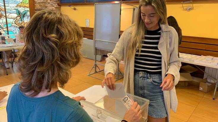 Oriotarrak eta aiarrak hasi dira botoak ematen Europako Legebiltzarreko hauteskundeetan