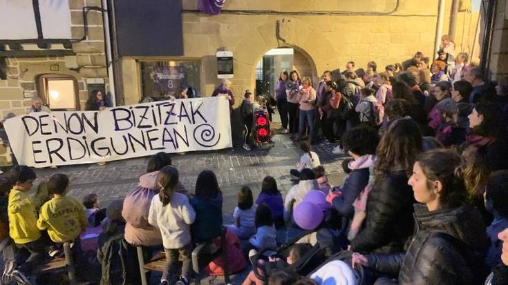 Piliku plazan amaitu da Martxoaren 8ko manifestazioa, laster Emakume Etxea egongo den eraikinaren aurrean
