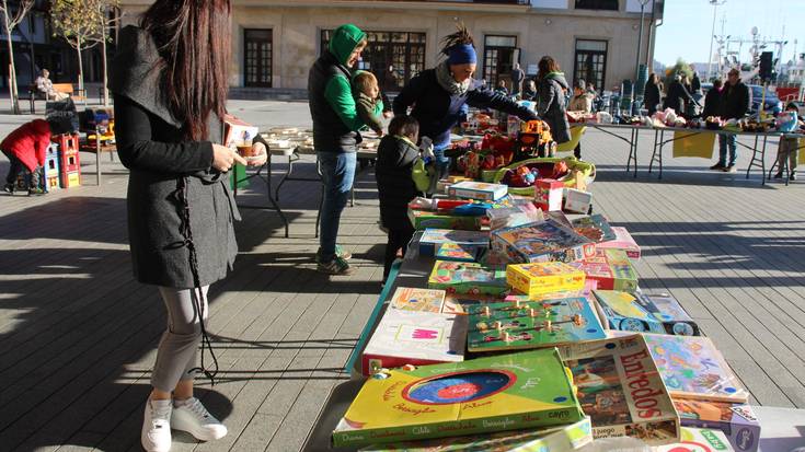 Jostailu truke azoka antolatu dute Aian