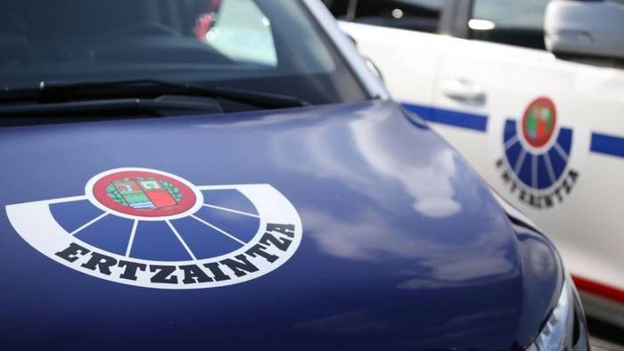 Gizon bat atxilotu dute bikoteari eraso egin eta taberna bateko bezeroak labana batekin mehatxatzeagatik