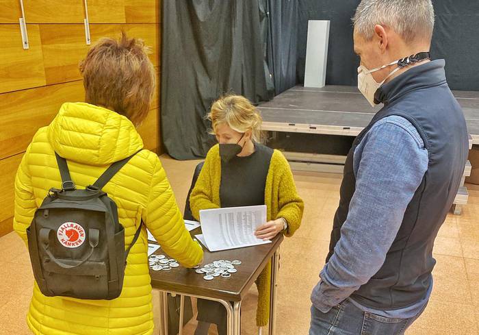 Euskaraldiko txapak banatzen ari dira kultur etxean