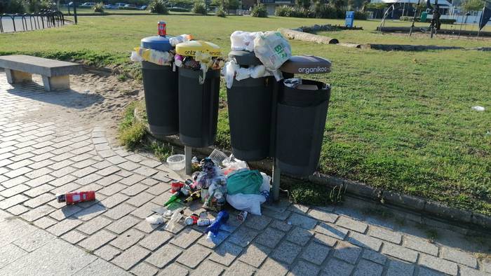 Zeresana eman du Antilla hondartzako zakarrontziek gainezka egin izanak
