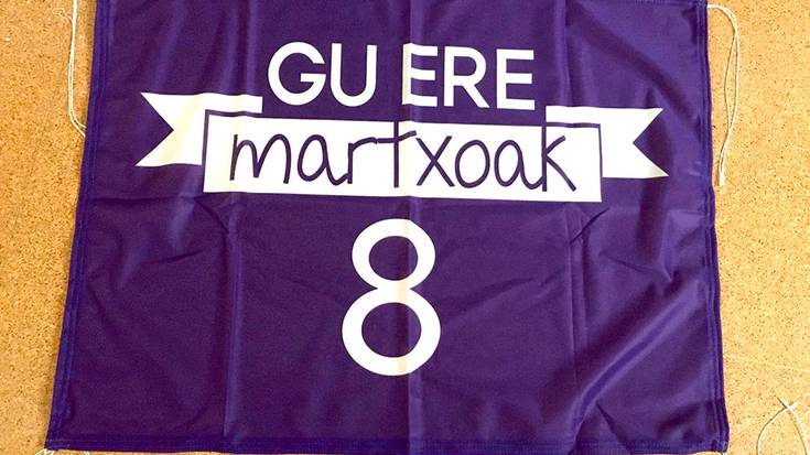 Oraindik eskuratu daitezke 'Gu ere martxoak 8' leloa duten banderolak